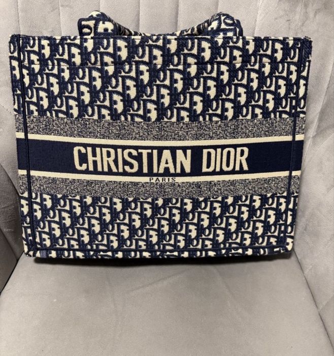 Geanta Dior este noua nefolosita.