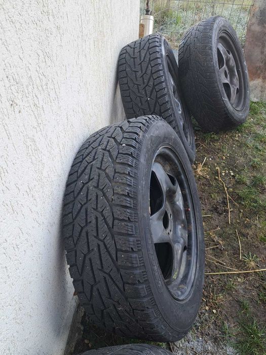 Vând cauciucuri de iarnă  cu jante