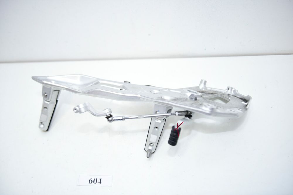 BMW K83 F900R Footrest Hanger stânga 46718404013 suport pentru