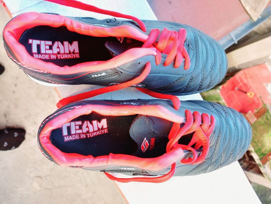 Децки футболни обувки /35 номер/-2 чифта ,почти нови.