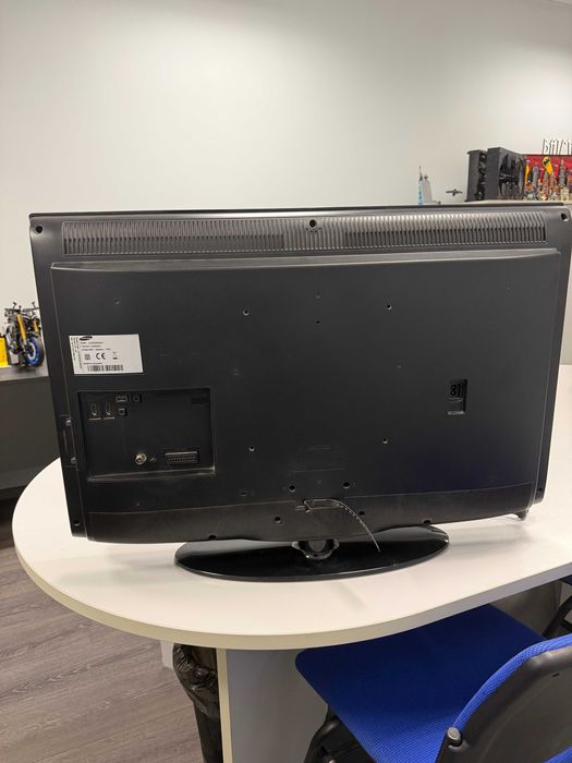 Samsung LE32D403E2W, 32", HD Ready – работещ телевизор с дистанционно