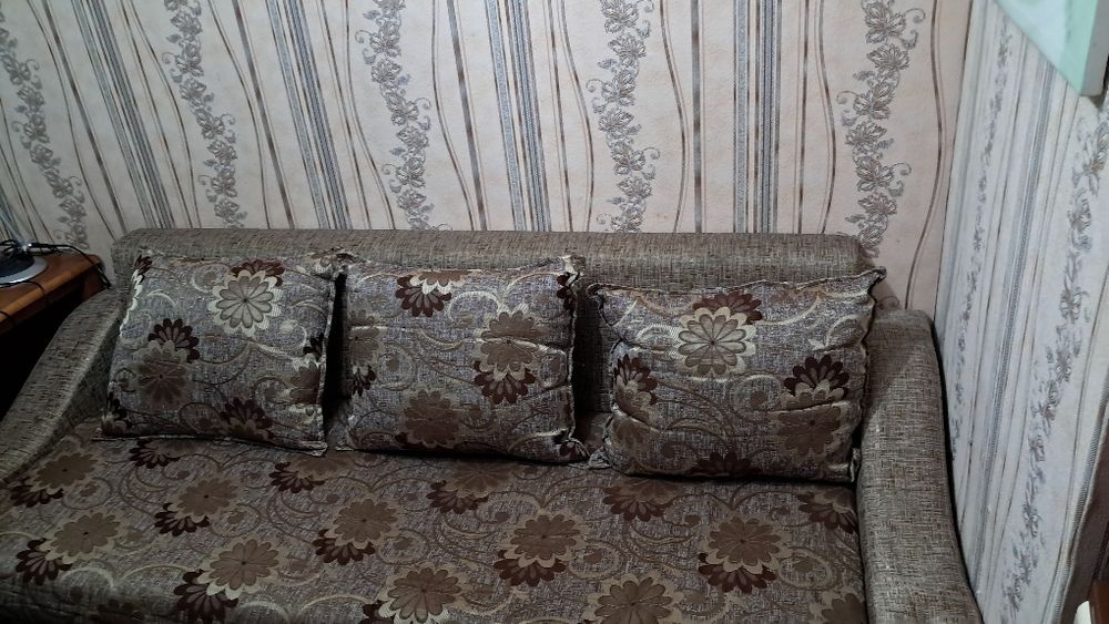 Раскладной диван с  подушками
