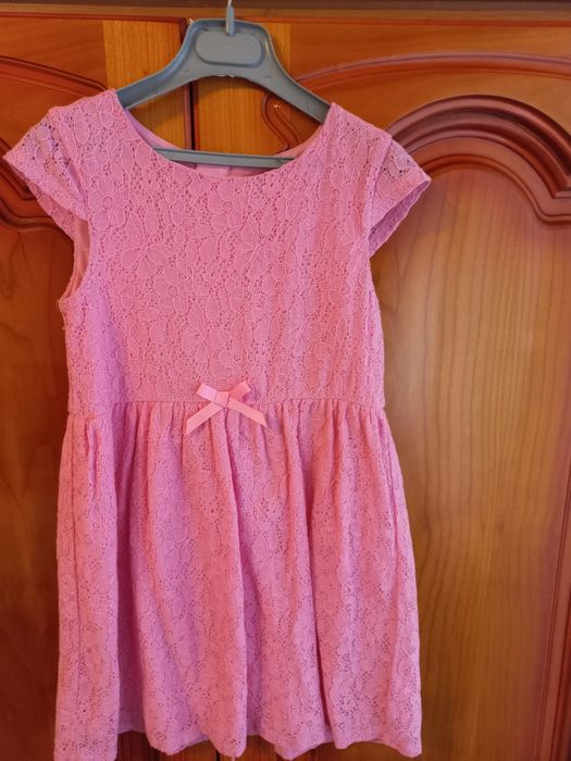 Vând 5 rochițe 4_6 ani _40 lei fiecare.