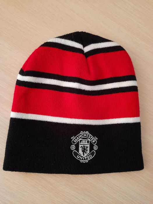 Шапки  и шал ФК"Манчестер Юнайтед" ; шал ФК"Байерн Мюнхен "