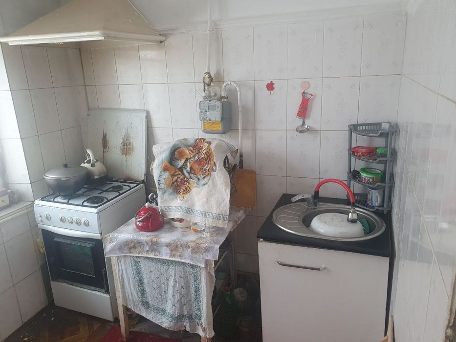 Шарк бозори оркасида 2 хонали квартира сотилади