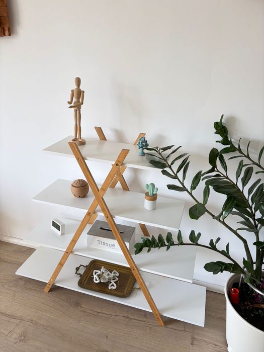 Etajeră / corp de mobilier cu rafturi albe și structură din lemn