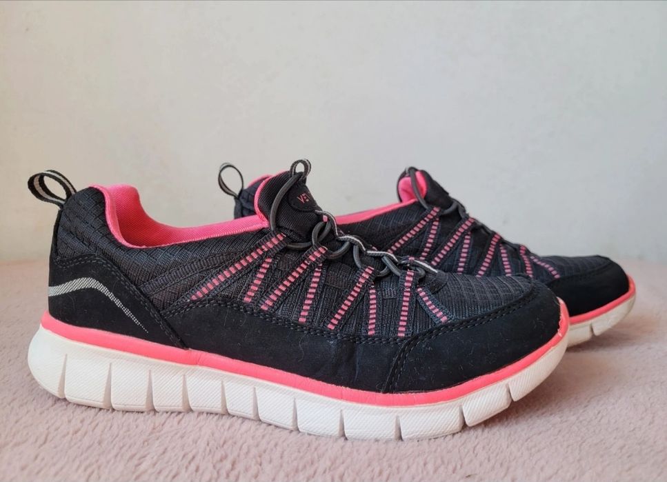 Adidasi Vence fetite