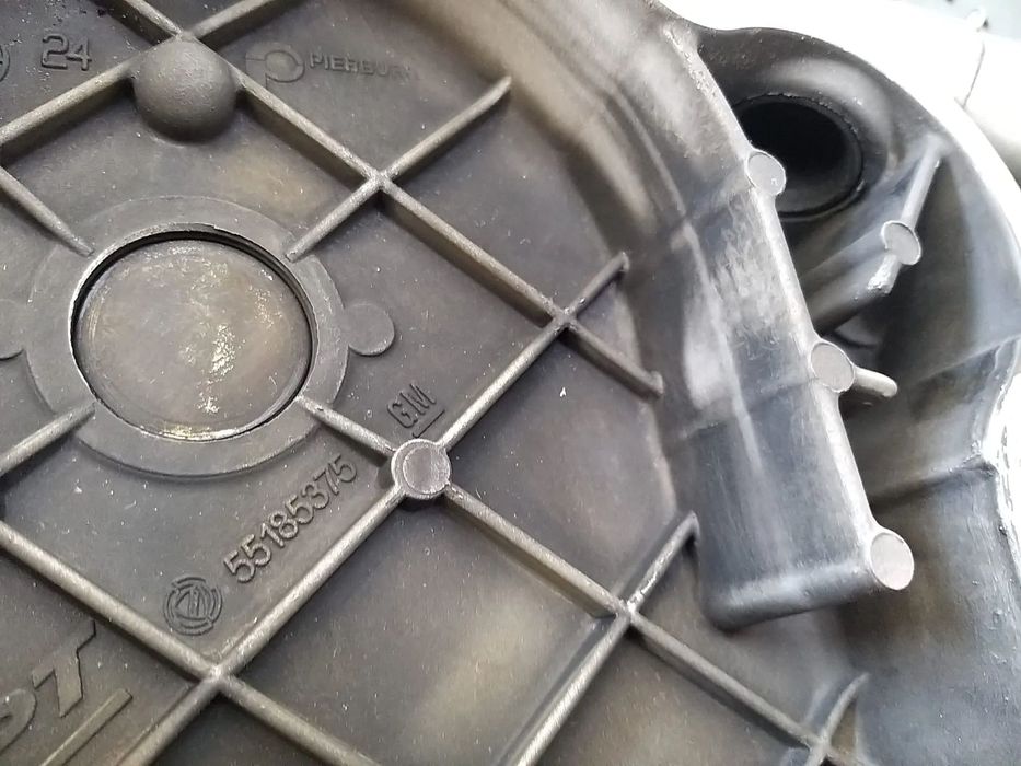 Capac distributie cu pompa ulei 1.3 d fiat doblo 55185375 37005400
