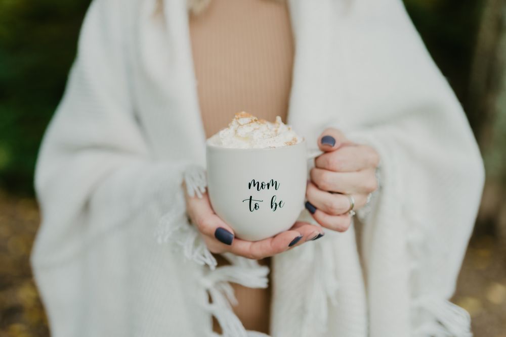 Cana inscriptionată “MOM to be”