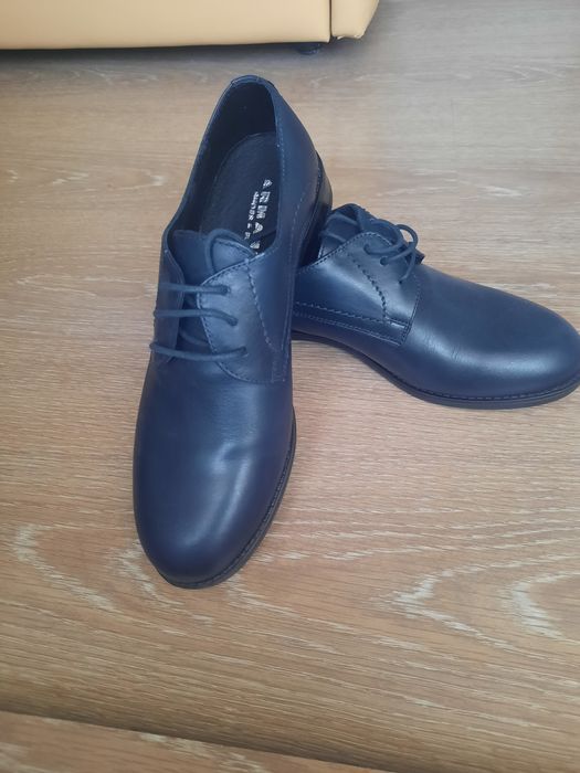 Vând pantofi piele mar.35