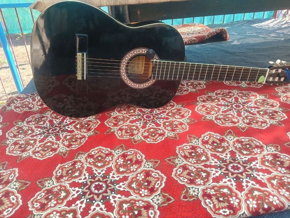 Бу гитара в хорошем состоянии