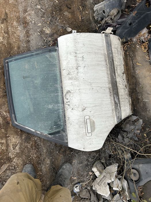 Двери на Ауди есть разные запчасти С4