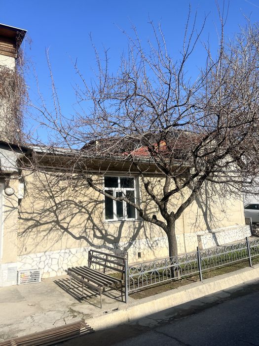 продается дом двух этажный с большой землей