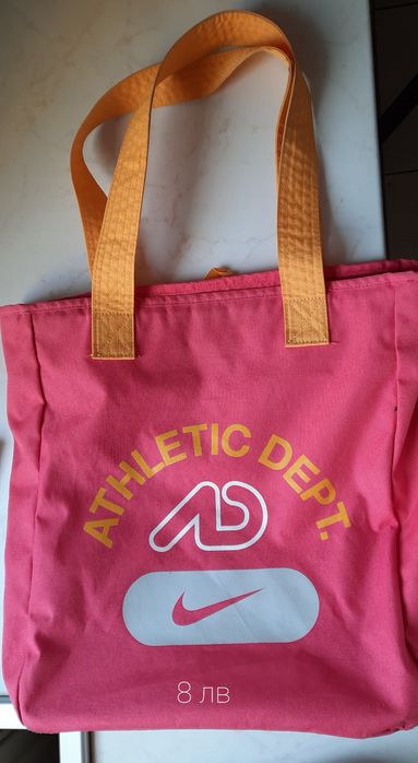 Различни чанти от кожа и плат