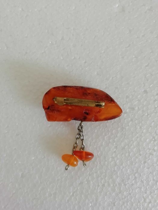 Красива кехлибарена брошка