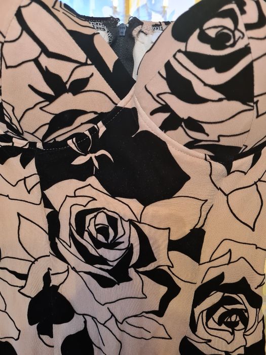 Rochie bej  cu aplicatii catifea neagra