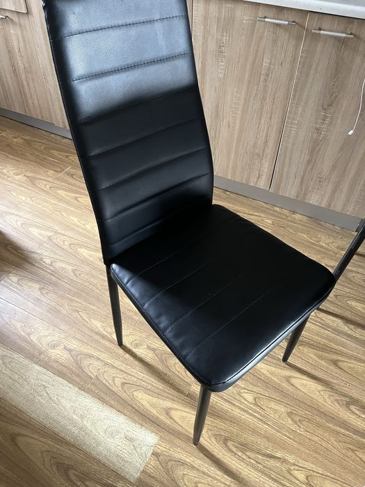 Scaune din imitatie de piele