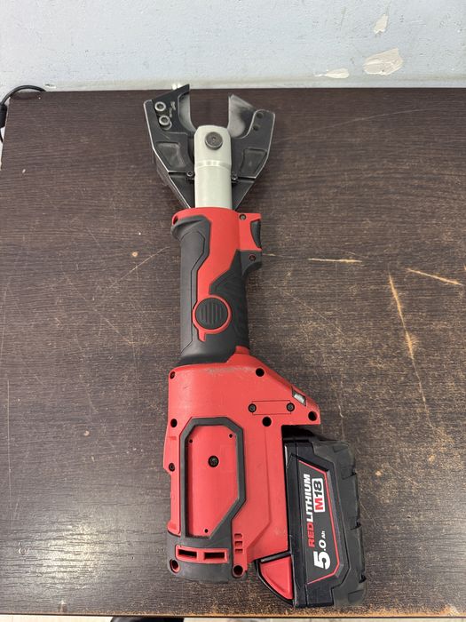 Milwaukee M18 masa de taiat cablu
