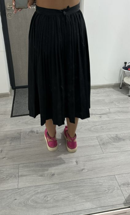 Fusta neagra plisata