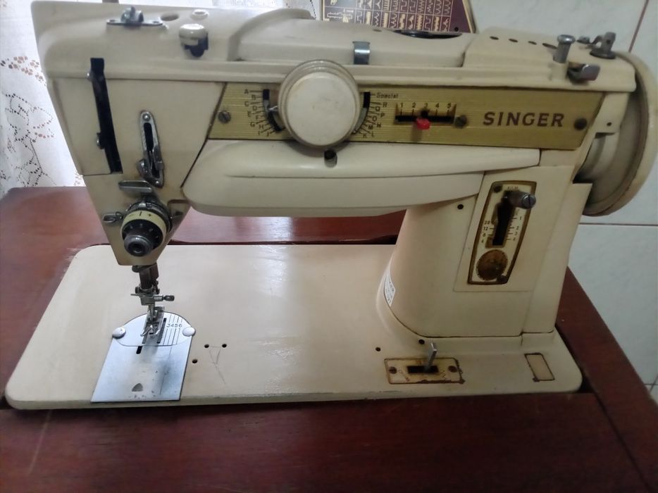 Mașina cusut Singer 411