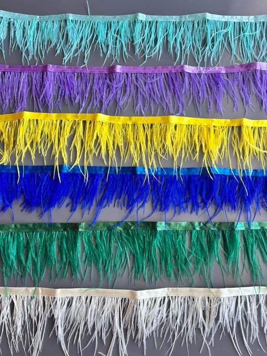 Колани с пера и камъни