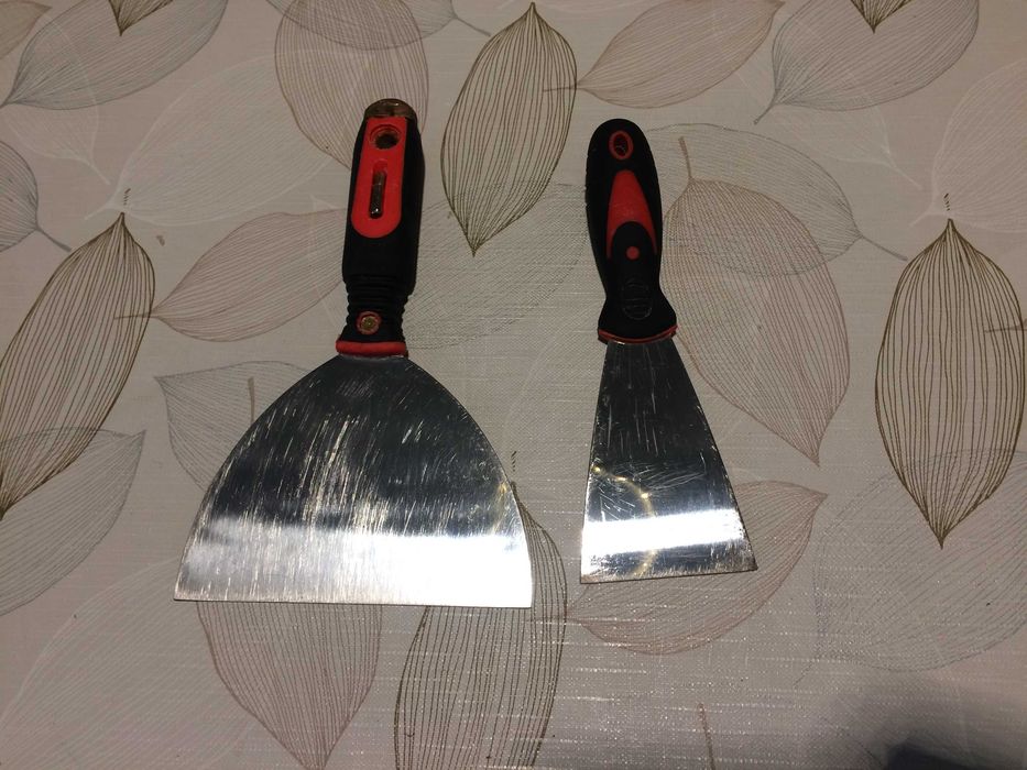 Шпатули 2 броя от неръждаема стомана + нивели различни дължини