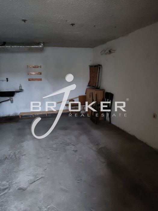 Продава се Гараж / Паркомясто в Кърджали, Център - 20 кв.м за 4 €/кв.м - Снимка #1