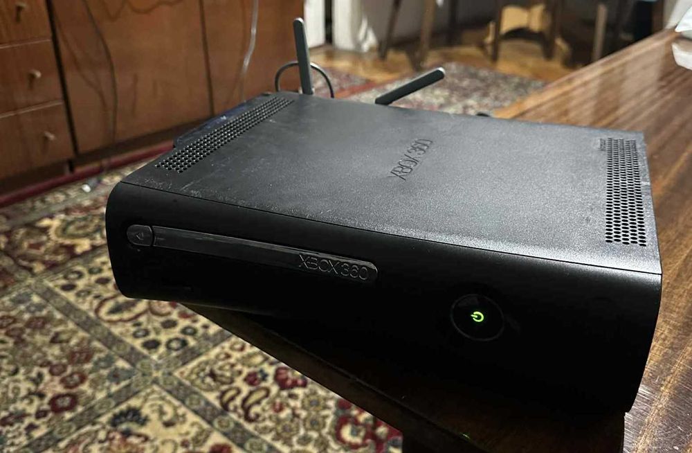 Xbox 360 (120gb HDD) Конзола с Кабел и Една Игра