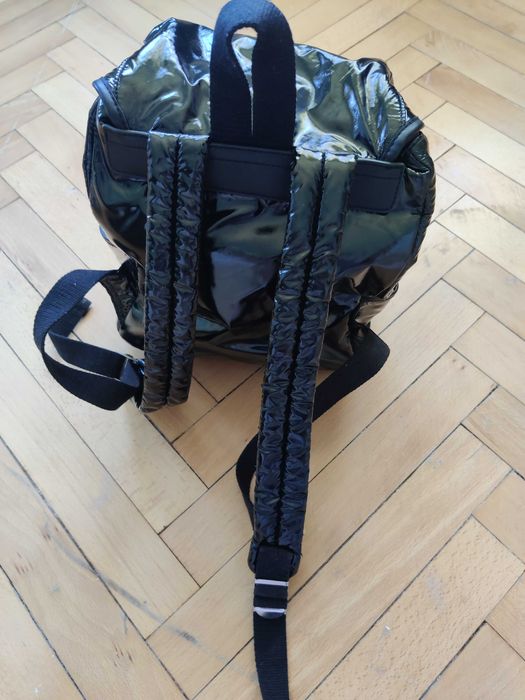 Дамска раница черен лак