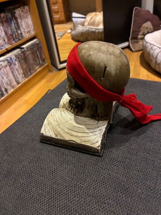 Карипски пирати статуетка на череп с два меча