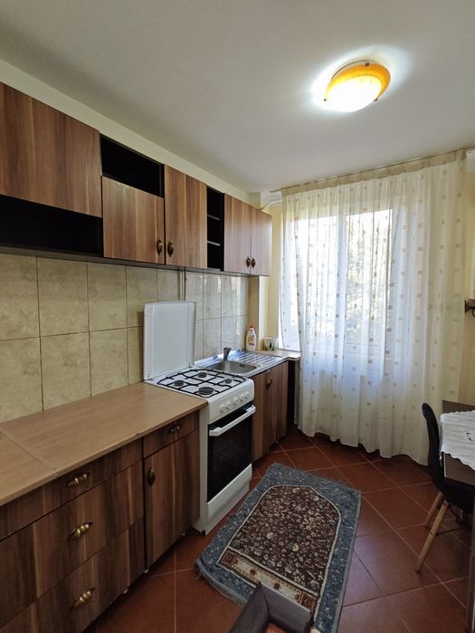 P F Vând apartamente 3 camere decomandat etajul 3 din 4 zonă centrală