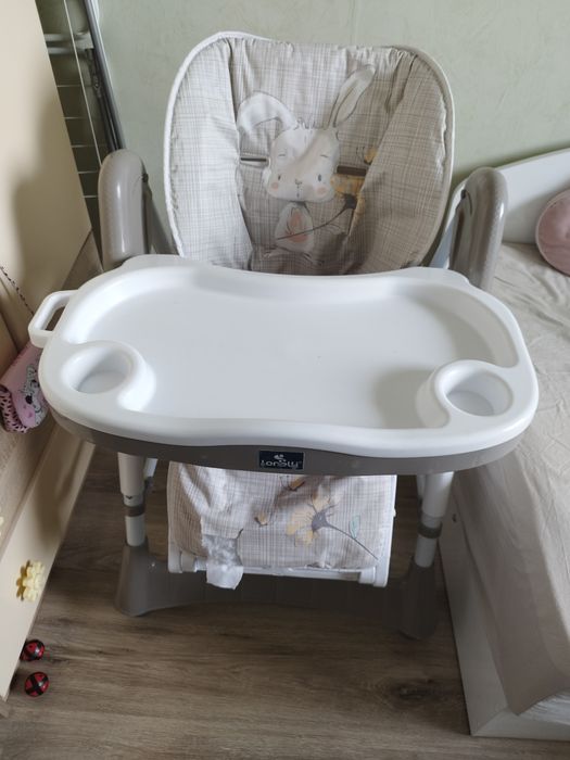 Стол за хранене, чанта и други неща