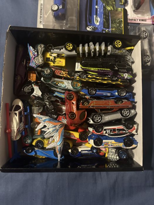 Hotwheels premium и base