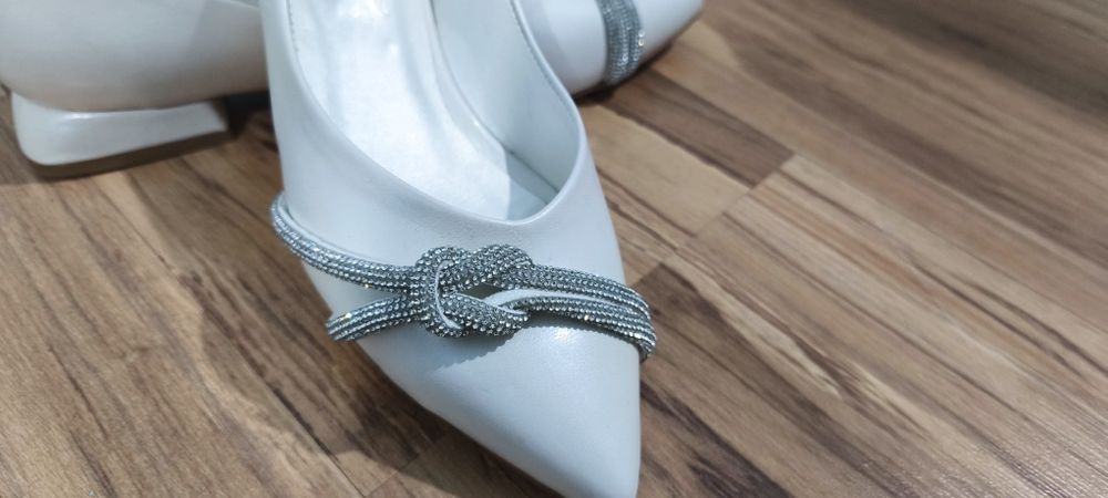 Бели дамски обувки