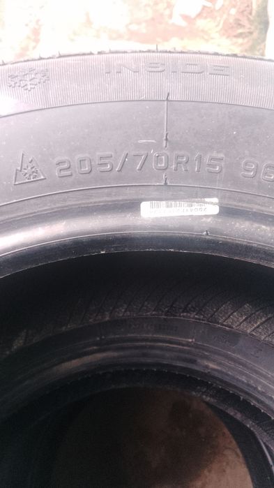 Vând cauciucuri noi 205 70 15