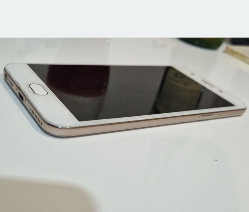 Telefon Oppo cu touchscreen