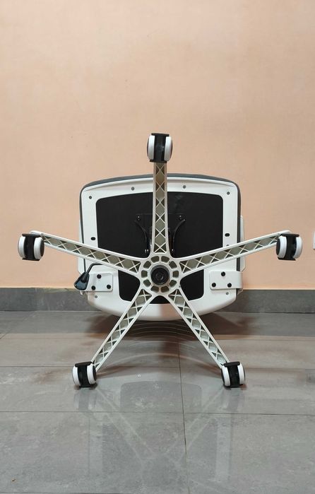 Стол въртящ регулируем БЯЛ