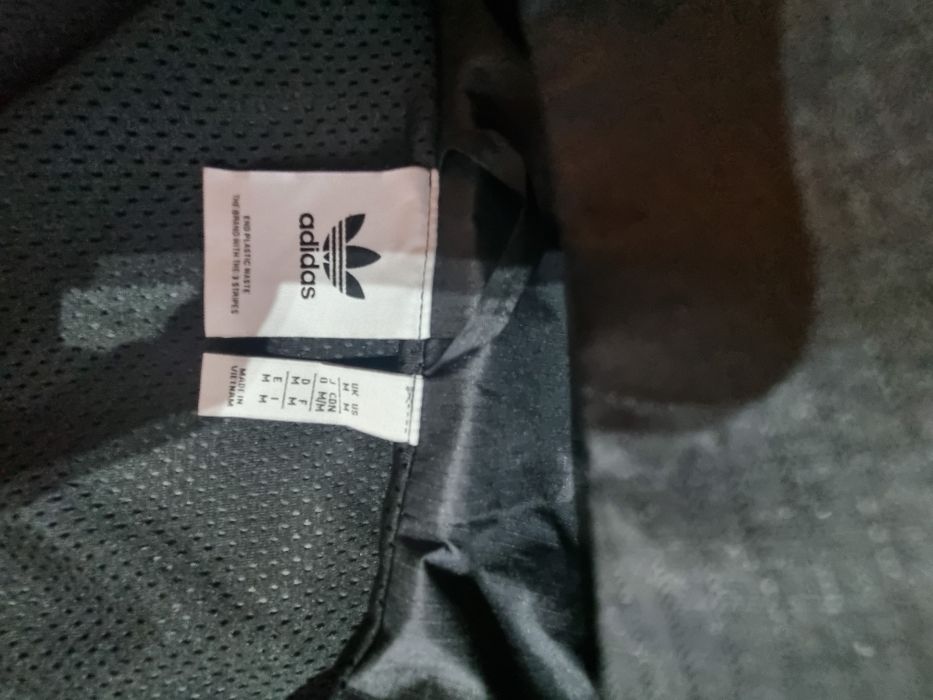 Se vinde geaca Adidas noua marime M