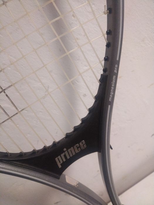 Тенис ракета PRINCE
Комплект с кожен калъф за съхраните.