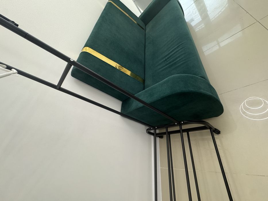 Красивый диван.