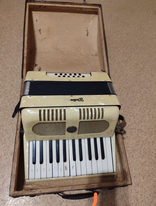 Ретро акордеон, запазен сравнително