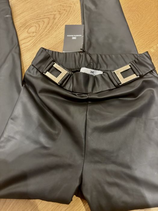 Дамски черен кожен клин на Elisabetta Franchi