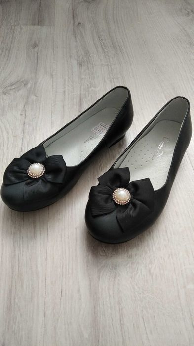 Школьные туфли на девочку.