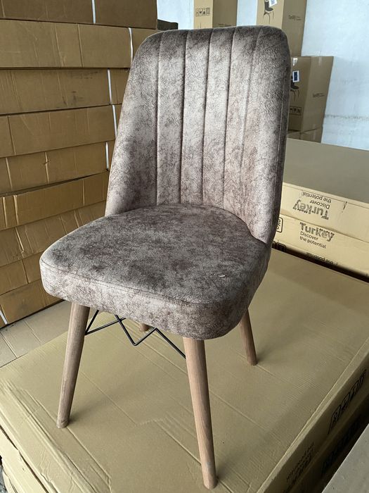 Трапвзна маса комплект със столове