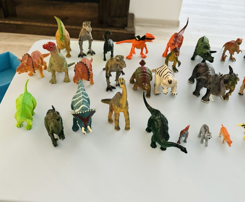 Dinozauri copii medi si mici Pret : 99 lei ( toti 37 buc )