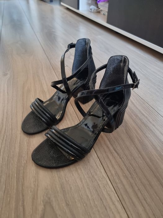 Елегантни сандали на ток