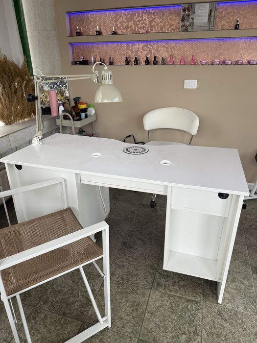 Birou manichiura cu aspirator incorporat