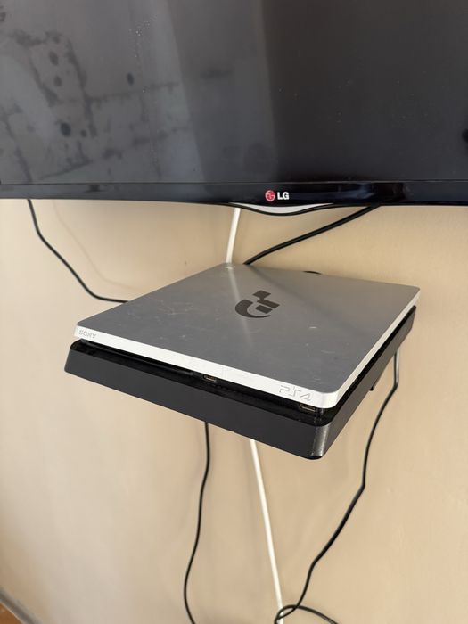 Play Station 4 slim