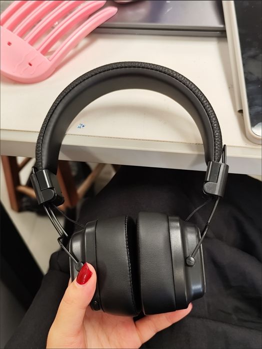 Наушники        .