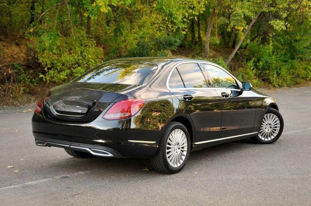 Mercedes-Benz C 1)	ABS 2)	CD 3)	Geamuri fata electrice 4)	Servodirectie 5)	Airbag genu